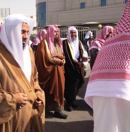مشايخ وطلبة علم يراجعون وزير العمل لمناقشة عمل المرأه مشايخ وطلبة علم يراجعون وزير العمل لمناقشة عمل المرأه