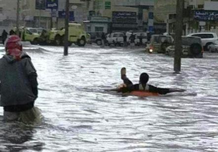 بالصور..السيول تحاصر الطلاب وتغرق الشوارع في تبوك