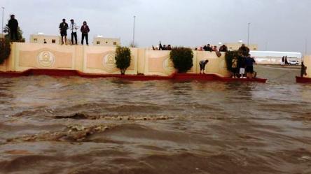 بالصور..السيول تحاصر الطلاب وتغرق الشوارع في تبوك