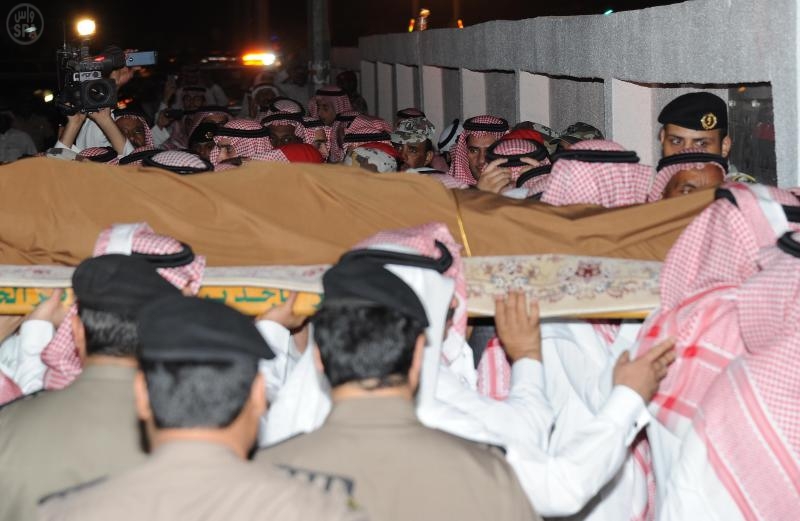 جثمان الأمير سطام بن عبدالعزيز “رحمه الله ” يوارى الثرى في مقبرة العدل بمكة المكرمة جثمان-الامير-سطام-ووري-الثرى