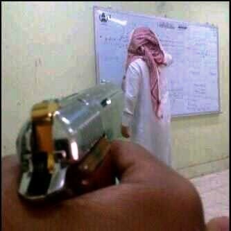 مشهد استفزازي) طالب يصوب مسدساً