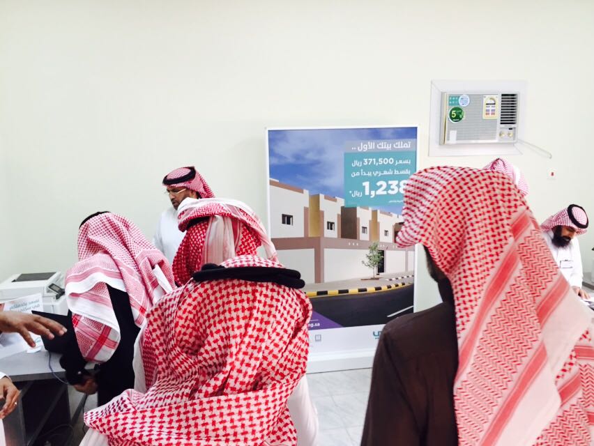 المستفيدون يتزاحمون لحجز 1040 فيلا hshk3.jpg