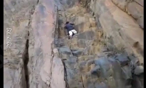 فيديو..سقوط مؤلم لشاب كان يتسلق جبل صخري