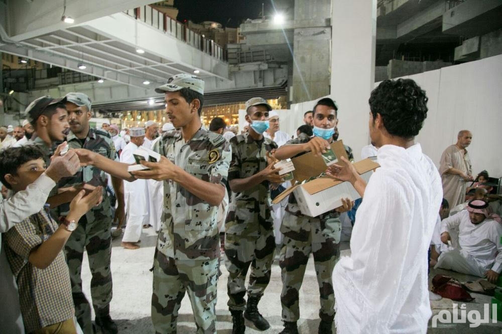بالصور الرئاسة العامة لشؤون الحرمين تشارك عمار وزوار المسجد