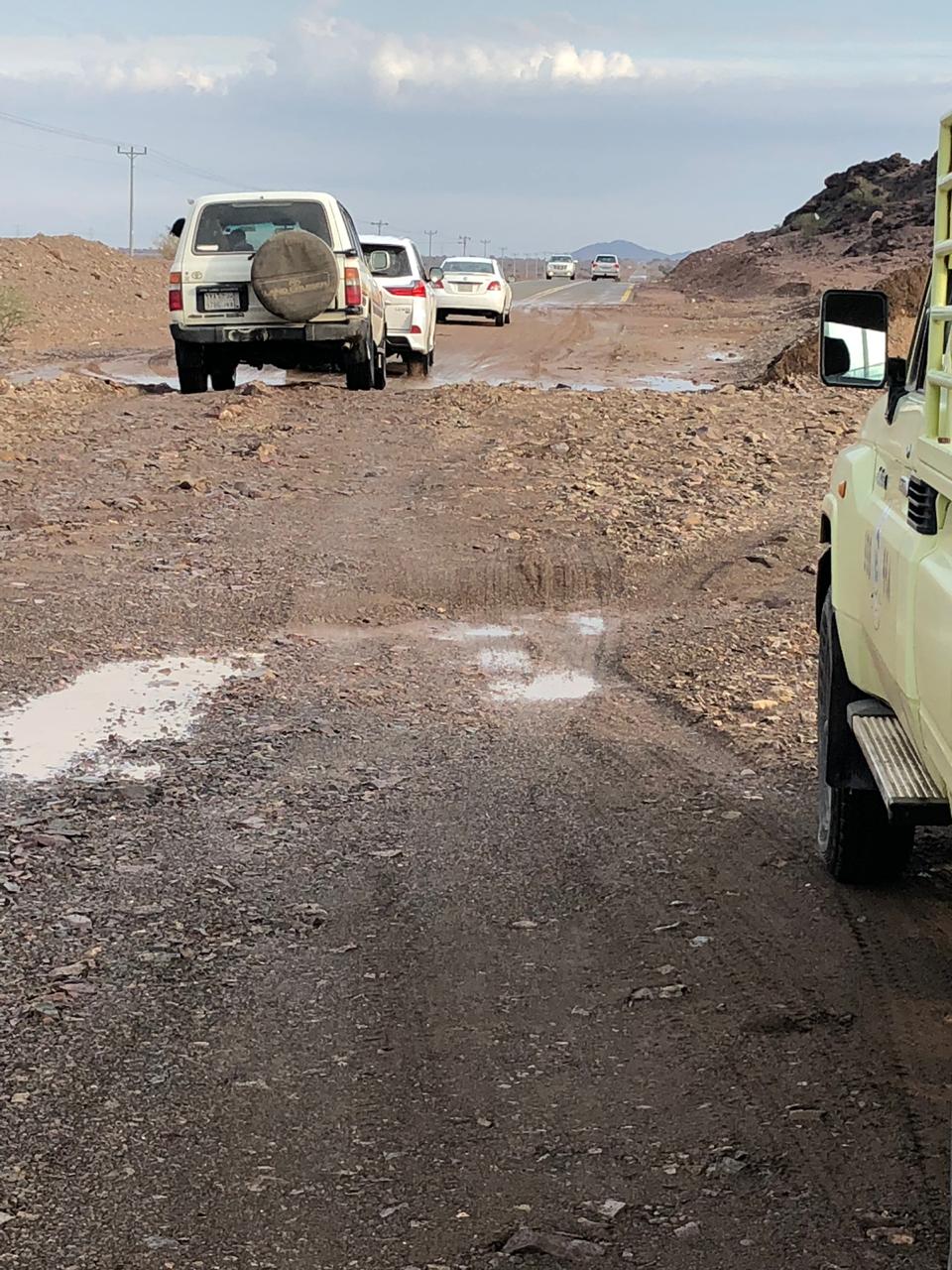 آثار السيول على طريق مهد الذهب