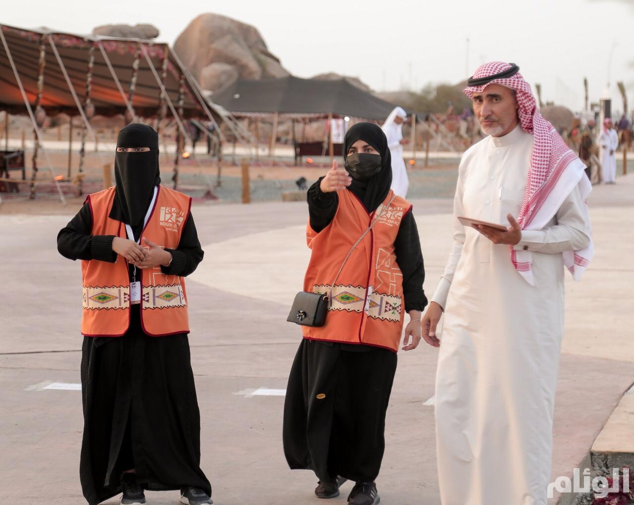 متطوعون ومتطوعات موسم الطائف.. لمسات إنسانية وتنظيم لانسيابية الزوار متطوعون ومتطوعات موسم الطائف.. لمسات إنسانية وتنظيم لانسيابية الزوار