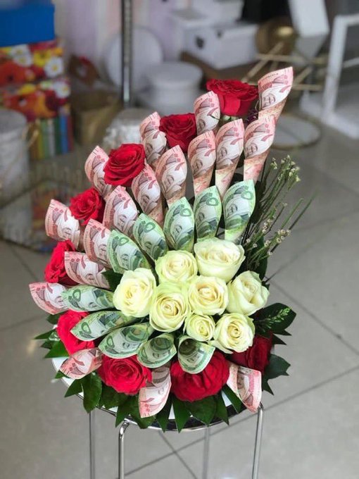 هدية ورد وفلوس