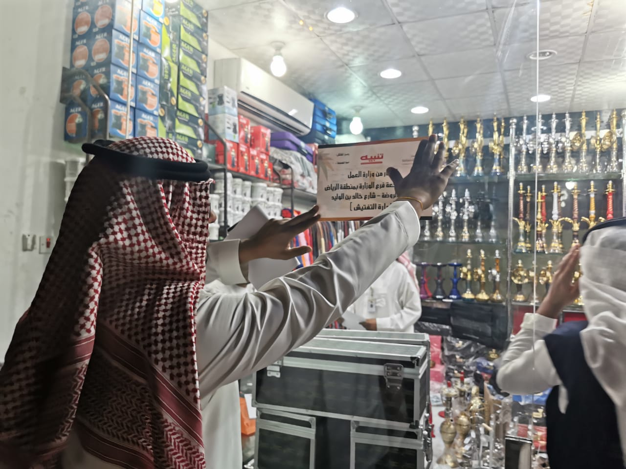 رصد مخالفات بالجملة على مقاهي الشيشة بشرق الرياض صحيفة الوئام الالكترونية