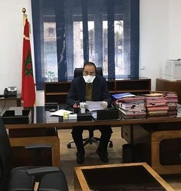 الوزير عمارة في مكتبه بعد تعافيه من كورونا