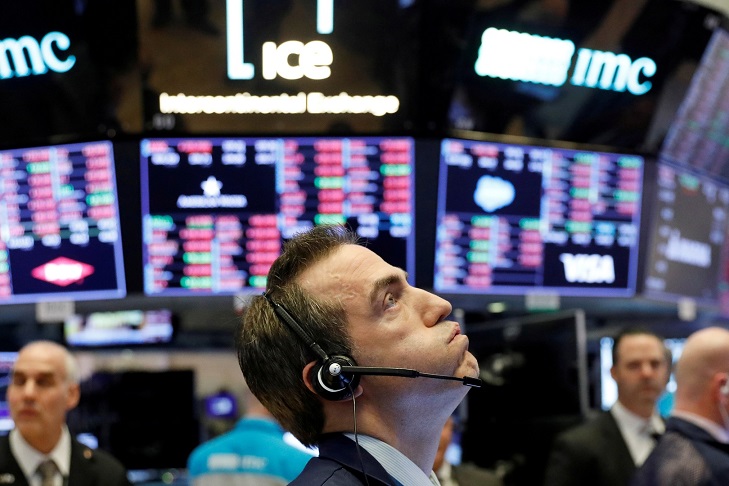 وول ستريت تبدأ التعاملات منخفضة بعد تلميحات بخفض سعر الفائدة الأمريكية