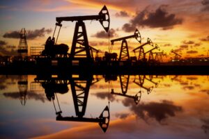 أسعار النفط تتجه لتحقيق مكاسب عن أول أسبوع في 2024