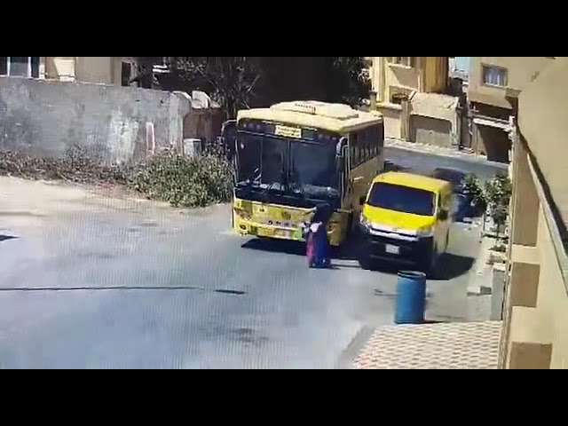 نجاة طالبة من الدهس