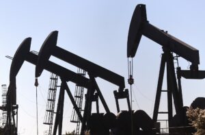 أسعار النفط تقفز 2% مع تزايد توترات الشرق الأوسط