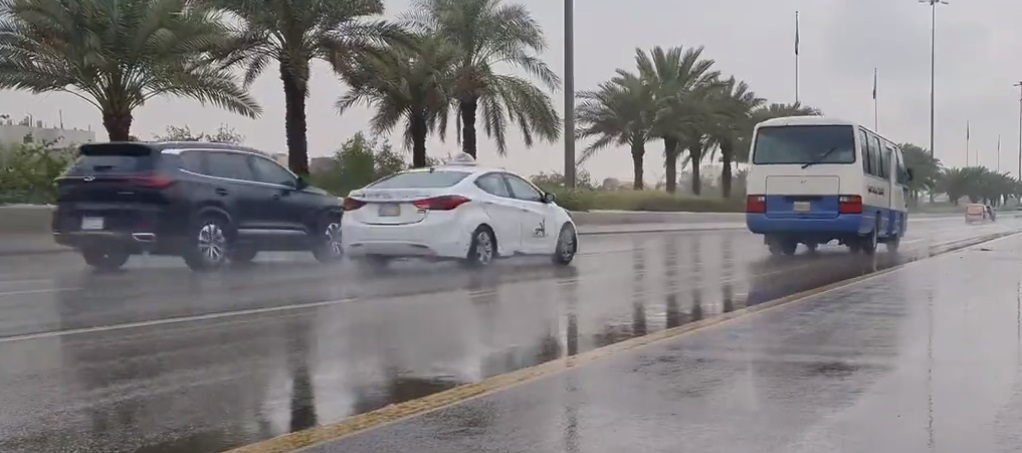 “الأرصاد”: أمطار غزيرة على الرياض حتى ظهر الإثنين