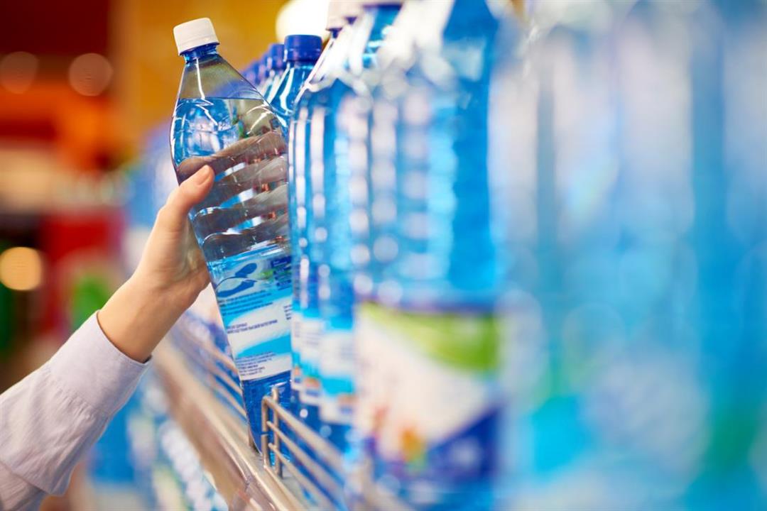 الغذاء والدواء ترد على الجدل القائم حول المياه المعبأة: آمنة تمامًا وتخضع لمعايير صارمة