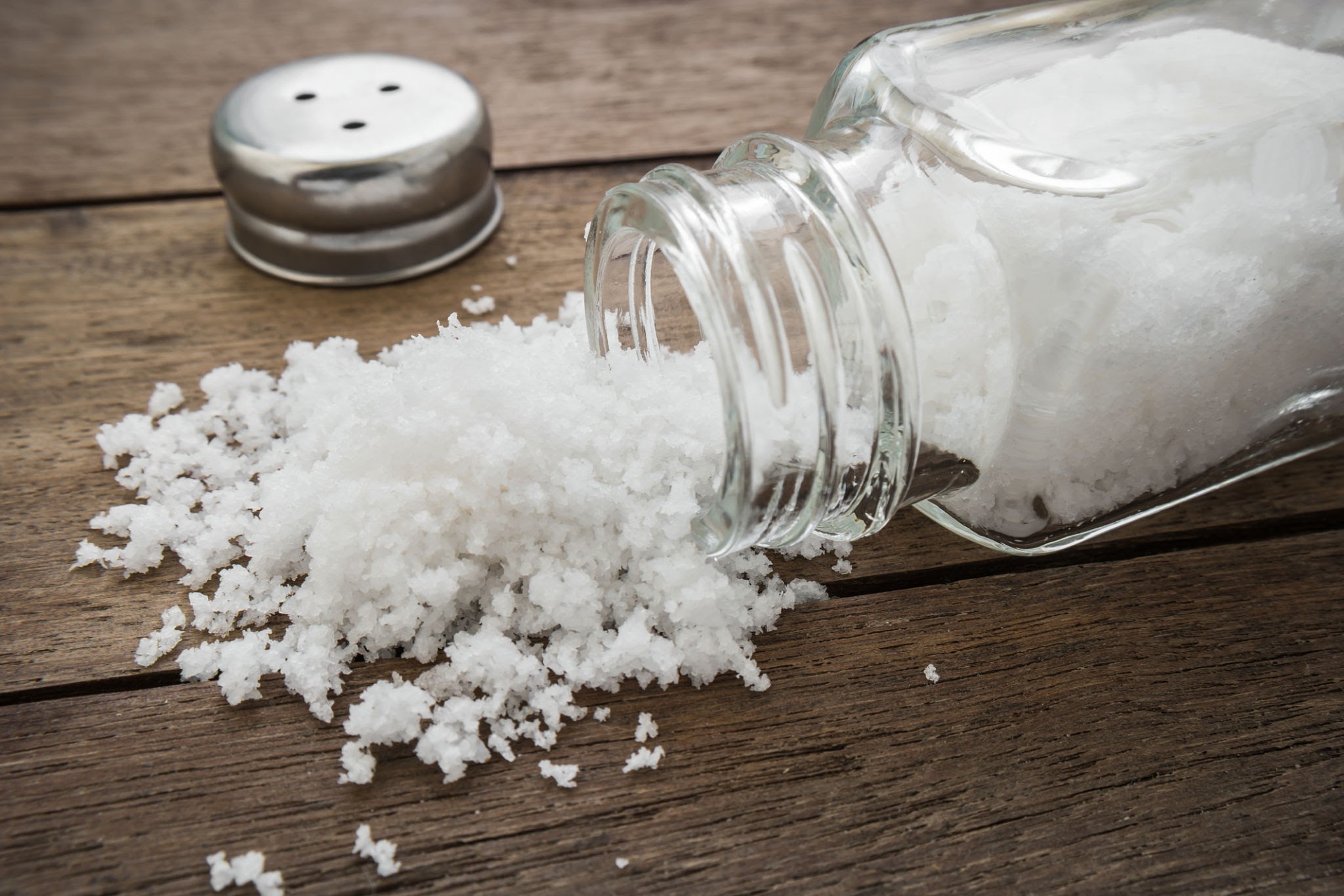 تناول الملح الزائد يزيد من خطر الإصابة بأمراض الكلى
