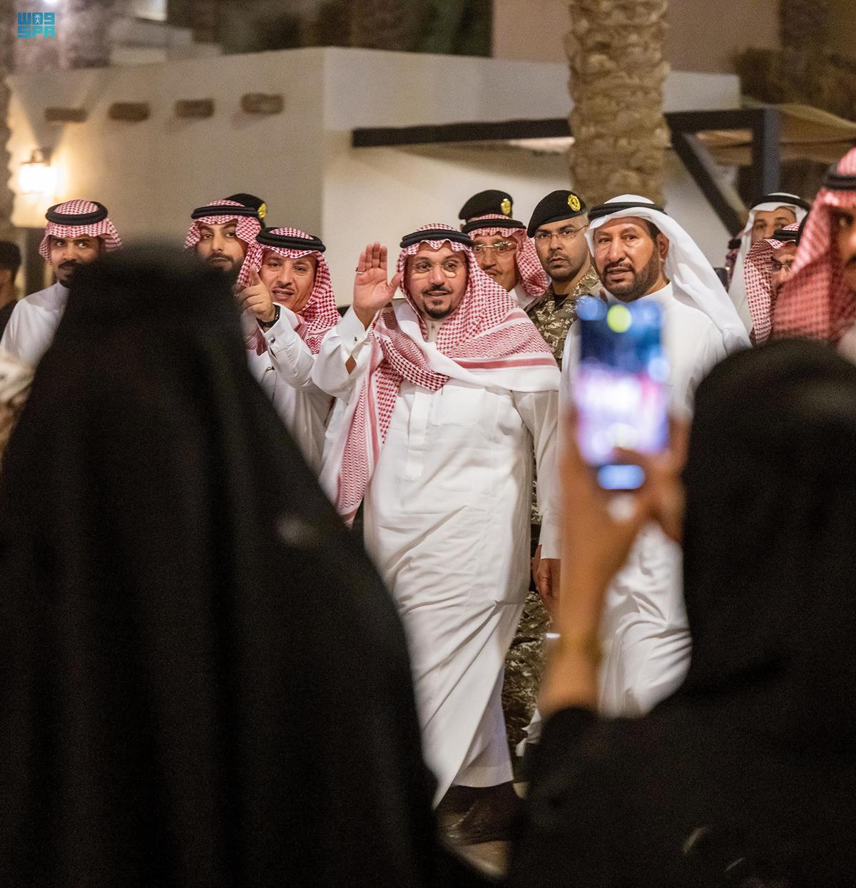 أمير القصيم يدشن مشروع جادة النخيل