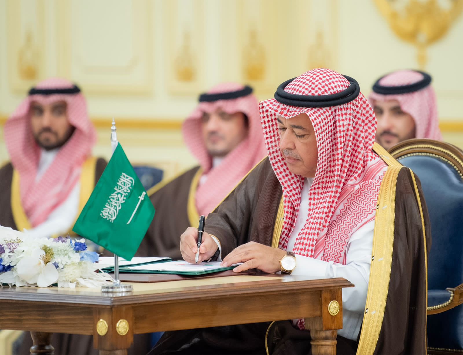 على هامش توقيع العقد