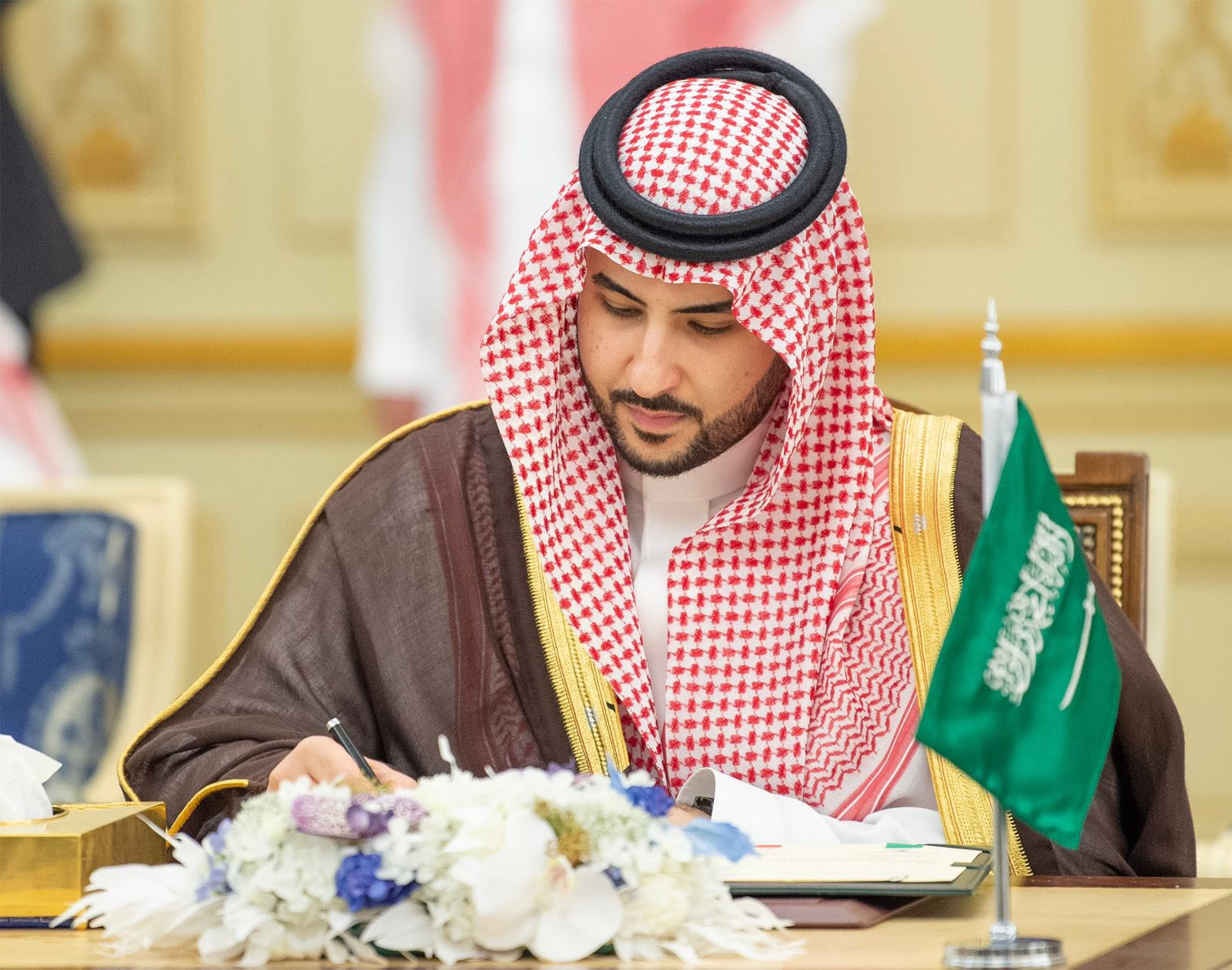 أثناء توقيع العقود