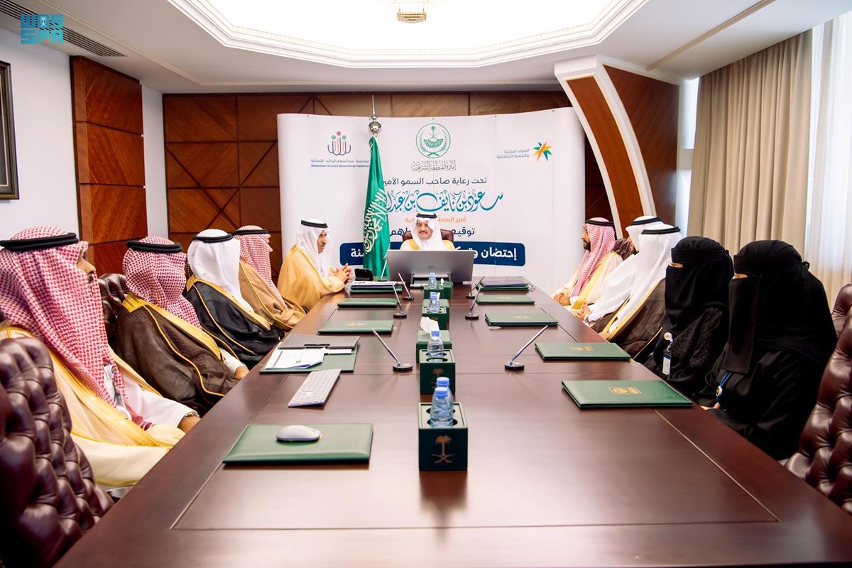 أمير الشرقية أثناء الاجتماع