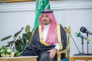 أمير منطقة الحدود الشمالية يستقبل القضاة ومديري الإدارات الحكومية المدنية والعسكرية وشيوخ القبائل والمواطنين
