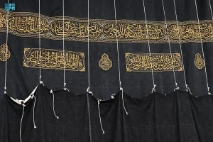 استبدال كسوة الكعبة المشرفة