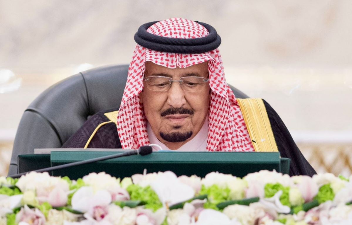 الملك سلمان أثناء ترأسه اجتماع مجلس الوزراء