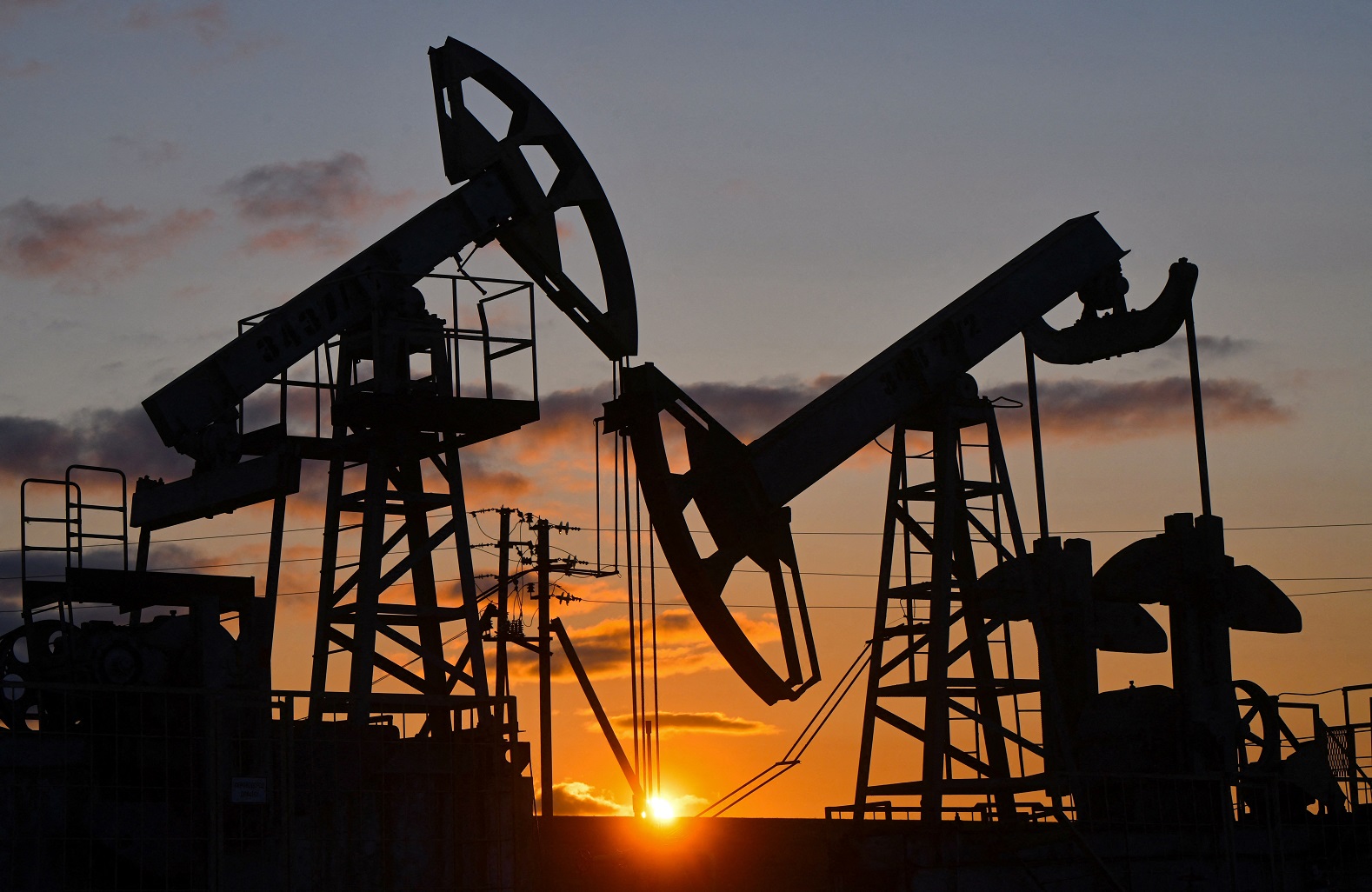تقديرات أوبك وخفض الإنتاج الأمريكي ترفع أسعار النفط إلى 78.16 دولار للبرميل
