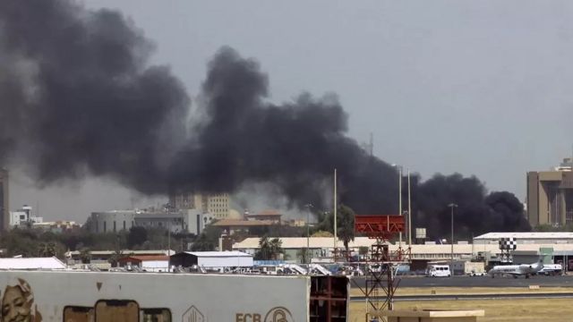 الجيش السوداني يعلن تدمير عشرات الدبابات والمركبات القتالية خلال عمليات ضد «الدعم السريع» تجدد الاشتباكات فى العاصمة السودانية بين الجيش وقوات الدعم السريع