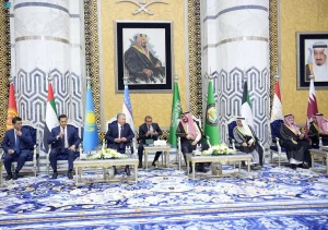 رئيس جمهورية أوزبكستان يصل إلى جدة للمشاركة بقمة C5