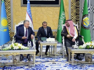 رئيس جمهورية أوزبكستان يصل إلى جدة للمشاركة بقمة C5