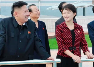 شقيقة زعيم كوريا الشمالية مع شقيقها كيم يونغ