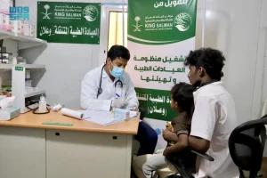 مركز الملك سلمان للإغاثة يواصل تقديم الخدمات الطبية بمخيم وعلان