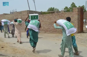 مركز الملك سلمان للإغاثة يواصل توزيع المساعدات الغذائية للأسر المتضررة من الفيضانات في باكستان