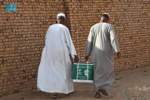 مركز الملك سلمان للإغاثة يوزع أكثر من 31 طنًا من السلال الغذائية في محلية الدامر بولاية نهر النيل في السودان