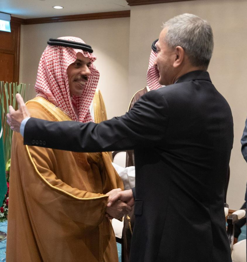 وزير الخارجية مع نظيره الماليزي