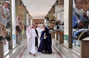 ديمة بنت يحيى اليحيى خلال جولتها مقر الصندوق السعودي