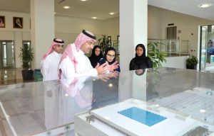 ديمة بنت يحيى اليحيى خلال جولتها مقر الصندوق السعودي