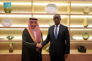 المستشار أحمد بن عبدالعزيز قطان، خلال استقبال الرئيس بول كاغامي رئيس رواندا، له بالمقر الرئاسي