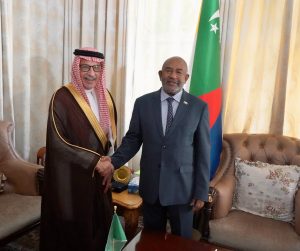 المستشار أحمد قطان، خلال استقبال رئيس جمهورية القمر المتحدة، له بالمقر الرئاسي في موروني