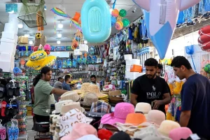 إقبال كثيف على محال بيع المستلزمات البحرية بمحافظة حقل