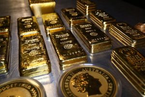 انخفاض أسعار الذهب 0.5% إلى 2327.09 دولار للأونصة