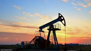 أسعار النفط تتراجع بسبب زيادة كبيرة في مخزونات الوقود الأمريكية