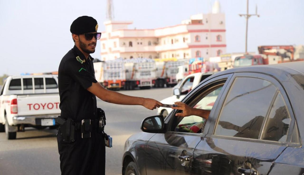 حظر سيارات الليموزين والفانات.. المرور يحدّد المركبات الممنوعة على المقيمين المرور في المملكة