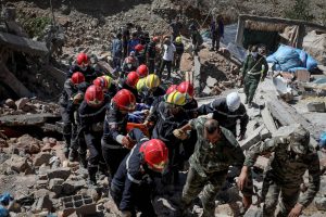 تواصل عمليات البحث عن ناجين بعد الزلزال المدمر