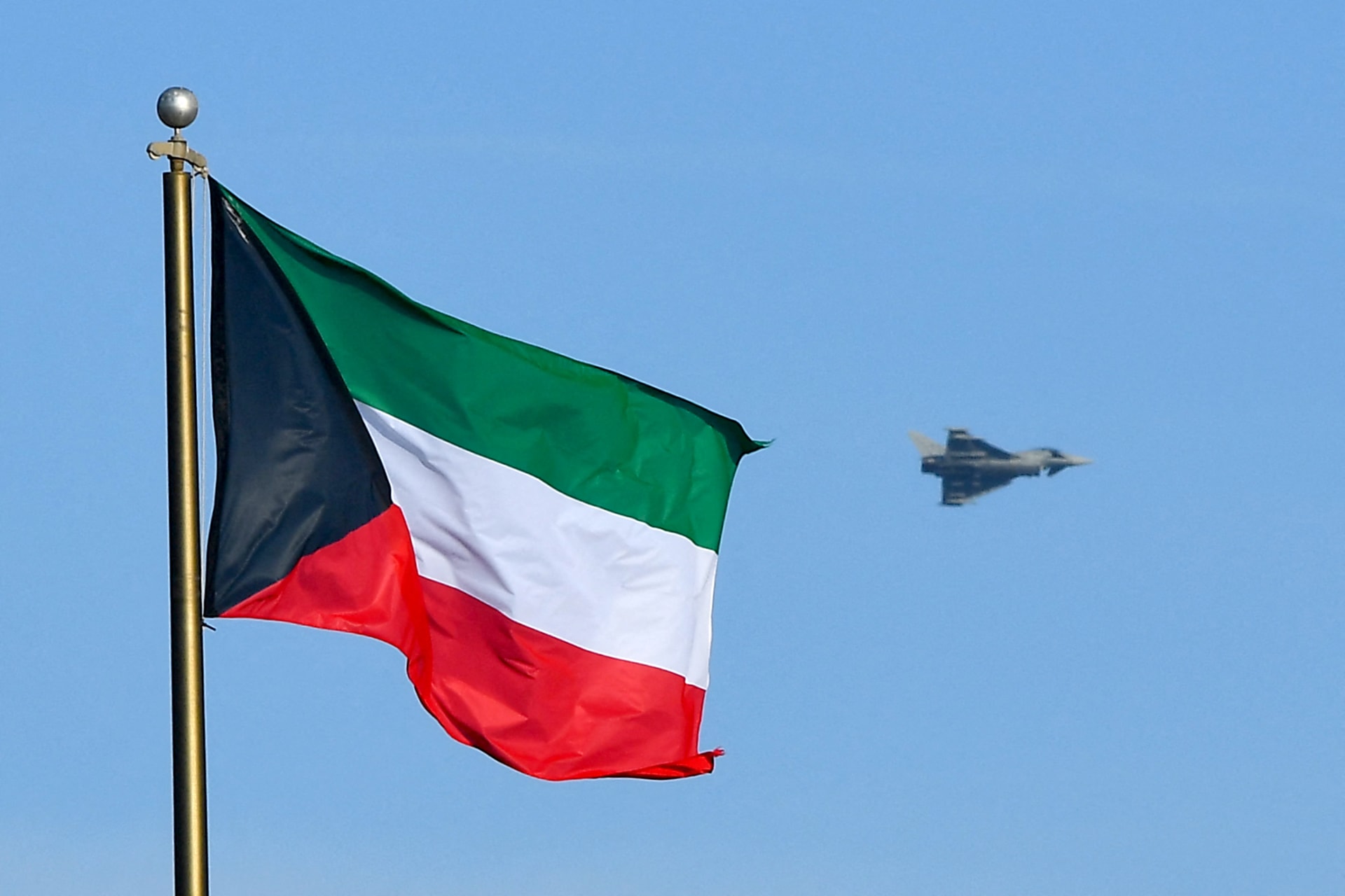 الكويت تقر اتفاقية تعاون عسكري مع روسيا