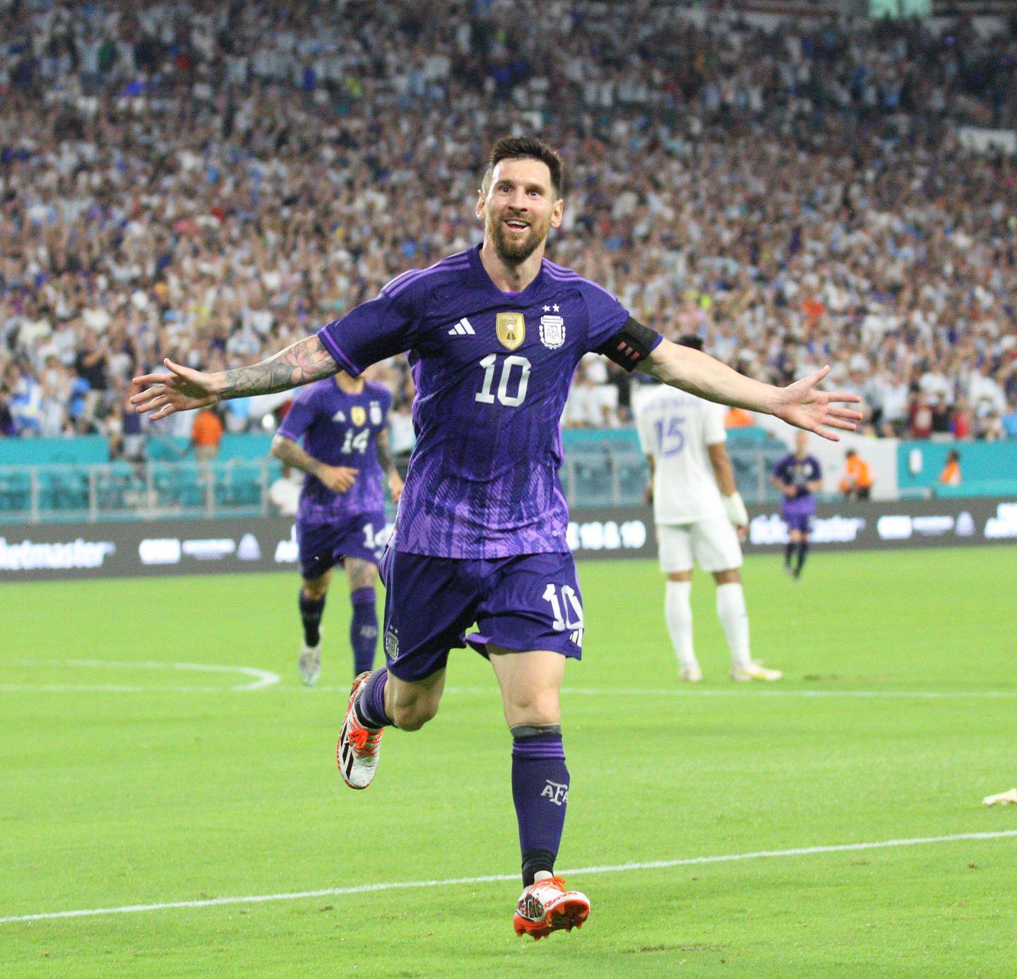 ميسي يستحوذ على نادي كورنيلا الإسباني