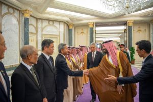 ولي العهد يستقبل رئيس وزراء سنغافورة