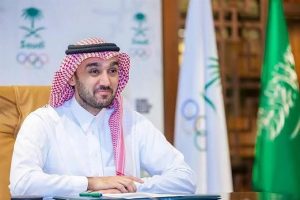 وزير الرياضة يُهنئ “الأخضر” بالفوز على عُمان