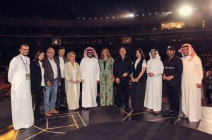 تركي آل الشيخ يلتقط الصور التذكارية مع نجوم الحفل